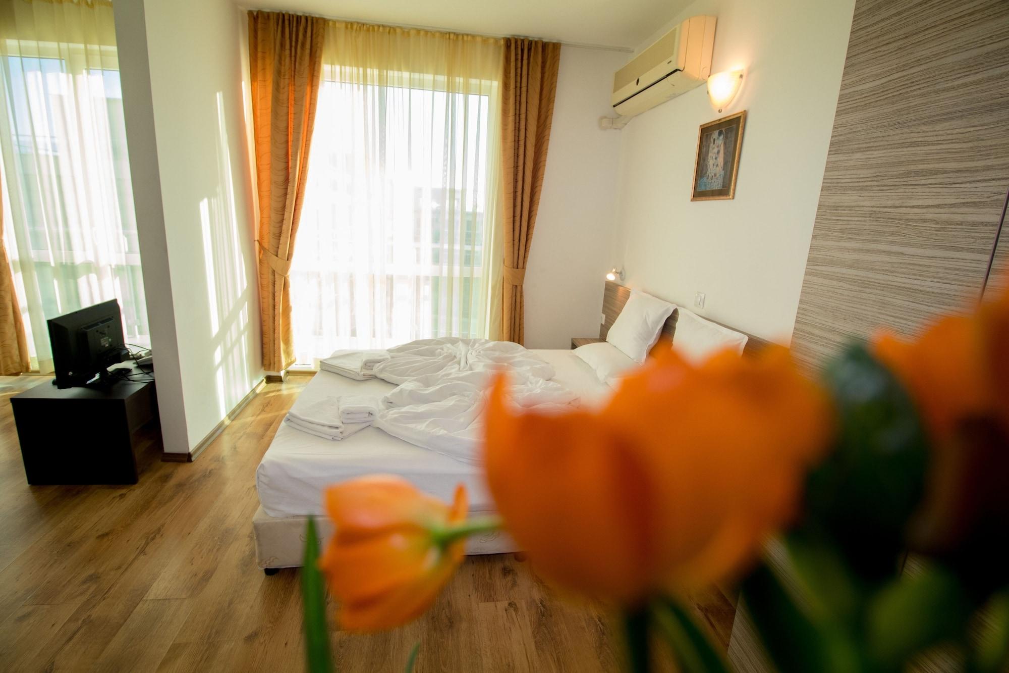 Clara Hotel Burgas Bagian luar foto
