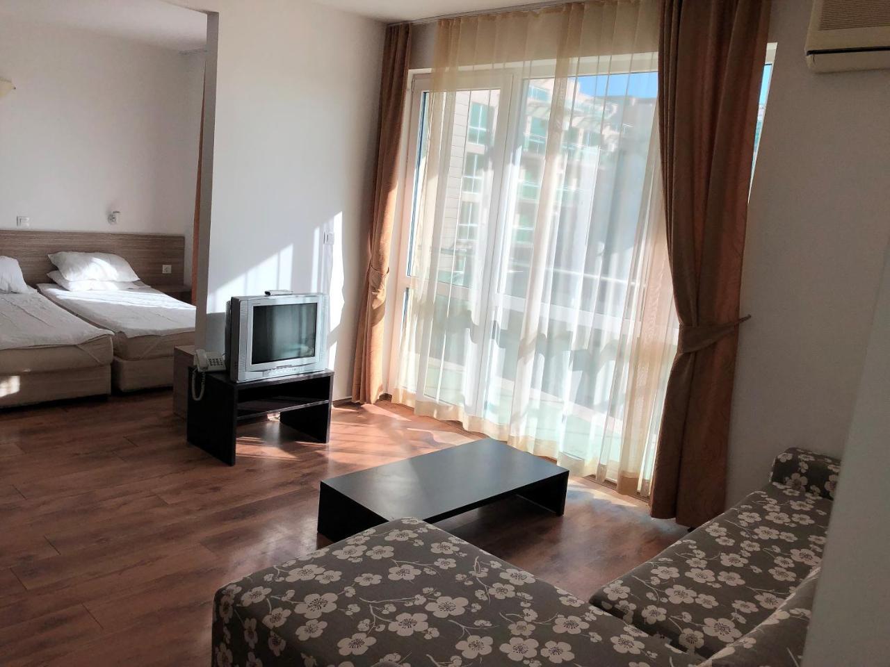 Clara Hotel Burgas Bagian luar foto