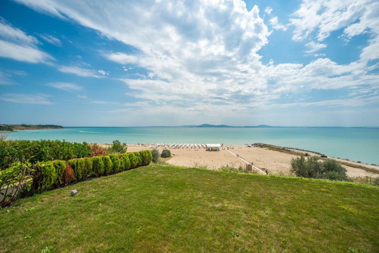Clara Hotel Burgas Bagian luar foto