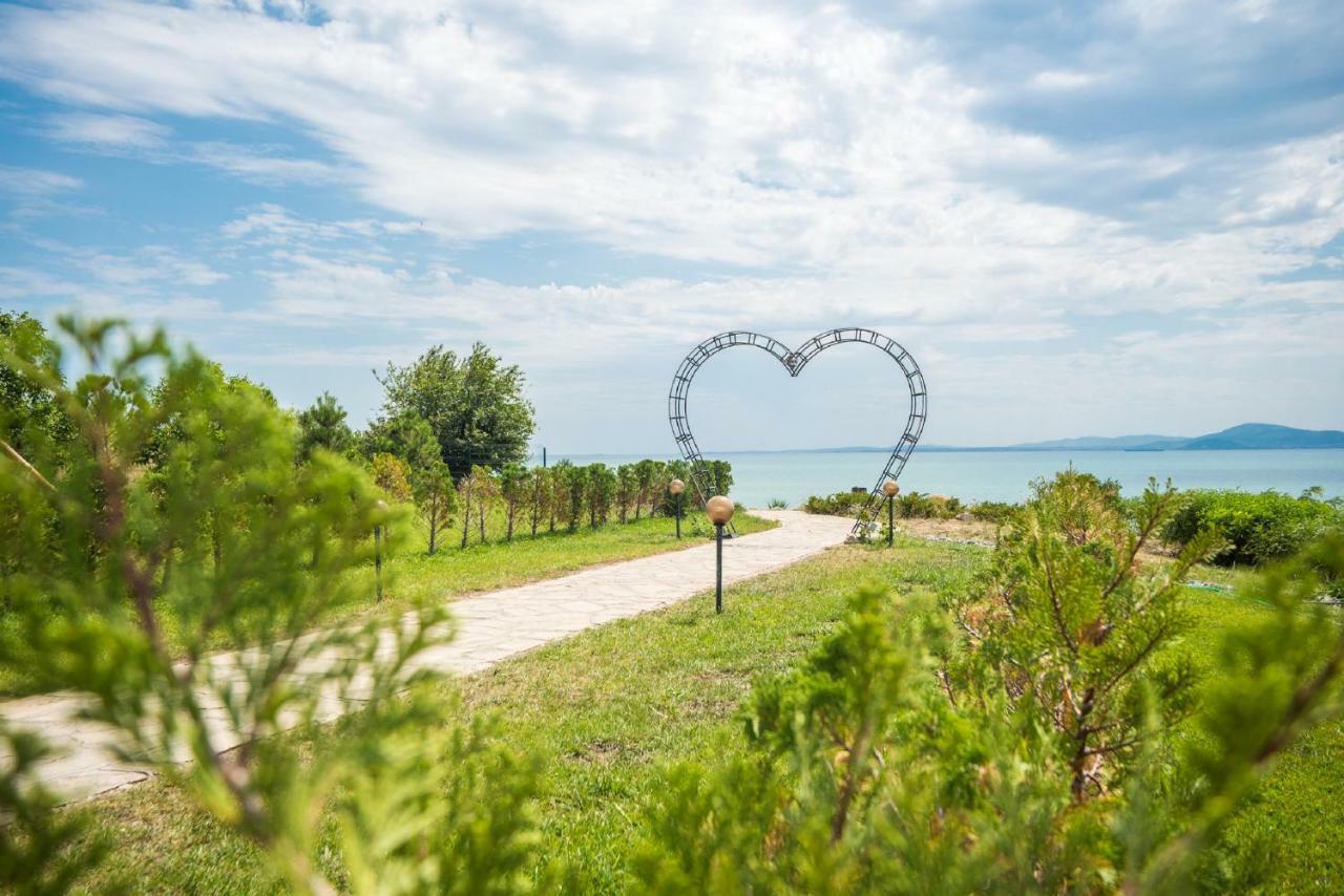 Clara Hotel Burgas Bagian luar foto